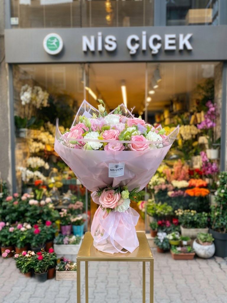 Pudra Tüllü Lüks Pembe Gül ve Beyaz Buket - Nis Çiçek Şişli