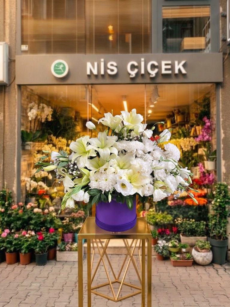 Mor Kutuda Saf Beyaz Casablanca Lilyum ve Gerbera - Nis Çiçek Şişli